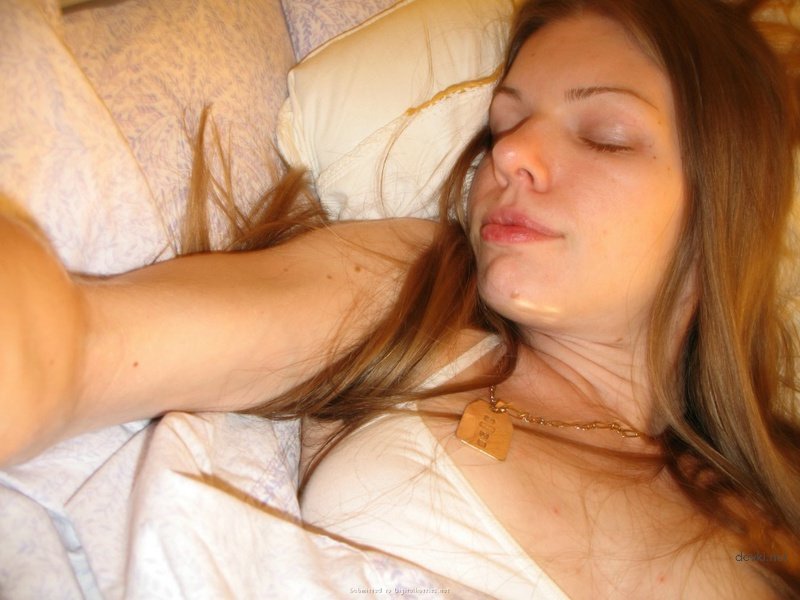 Amateur Slut Roughly Fucks Her Pussy - Explicit Solo Porn Photo