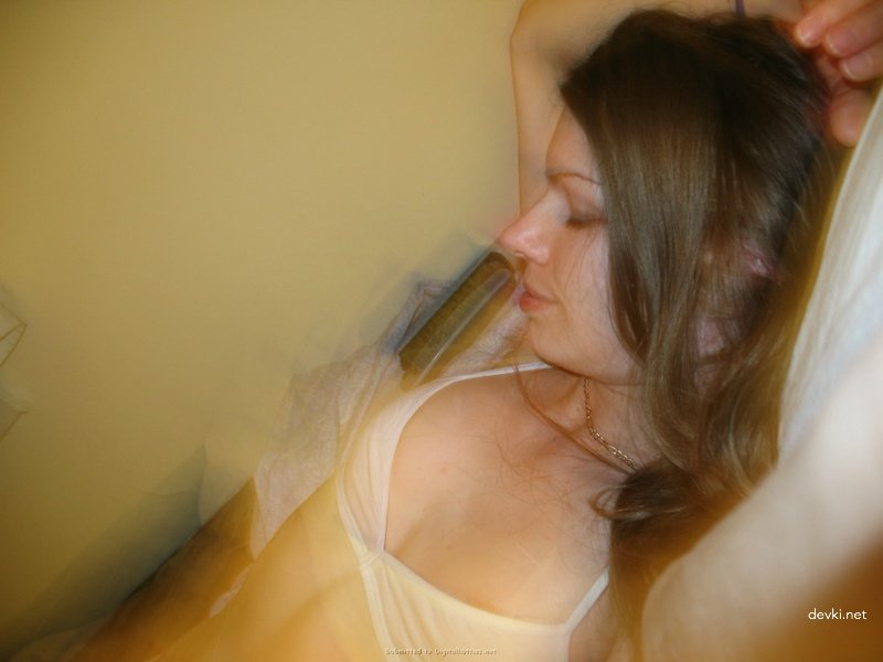 Amateur Slut Roughly Fucks Her Pussy - Explicit Solo Porn Photo