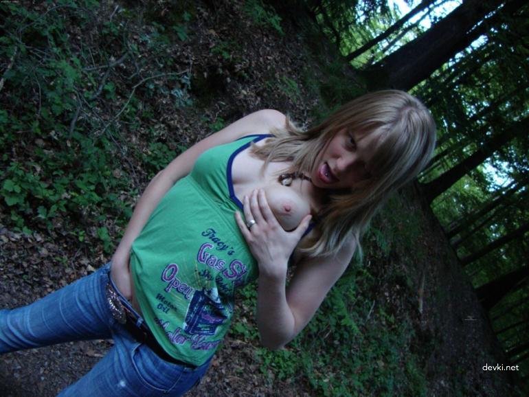 Outdoor Blowjob: Amateur Girl Sucking Dick in Nature