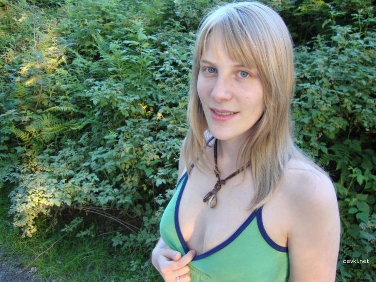 Outdoor Blowjob: Amateur Girl Sucking Dick in Nature