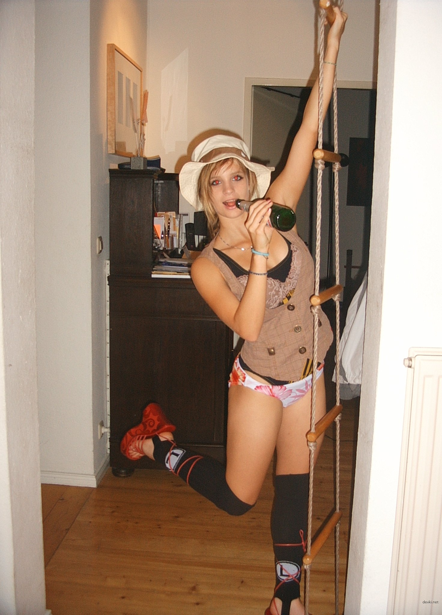 Hot Amateur Babe Exposed in Explicit Porn Photos