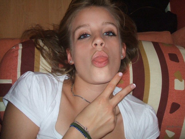 Hot Amateur Babe Exposed in Explicit Porn Photos