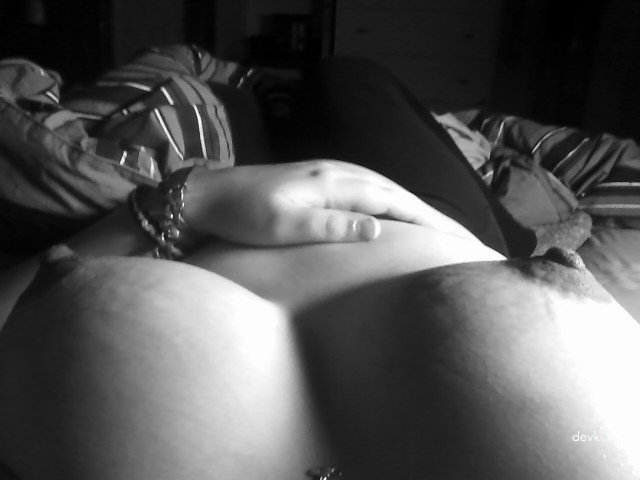 Explicit Pregnant Amateur Erotica: Sensual Photos of a Pregnant Woman