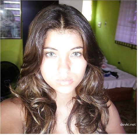 Sensual Amateur Teen Erotica: Explicit Photos of a Cute Girl