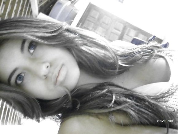 Sensual Amateur Teen Erotica: Explicit Photos of a Cute Girl