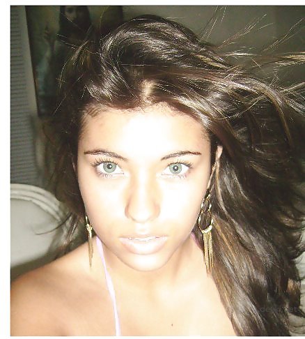Sensual Amateur Teen Erotica: Explicit Photos of a Cute Girl