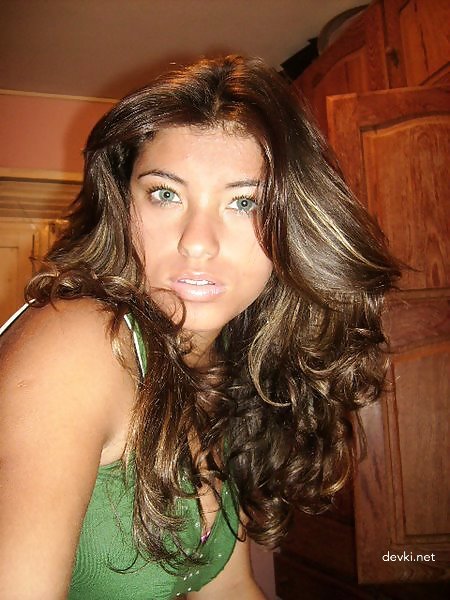 Sensual Amateur Teen Erotica: Explicit Photos of a Cute Girl