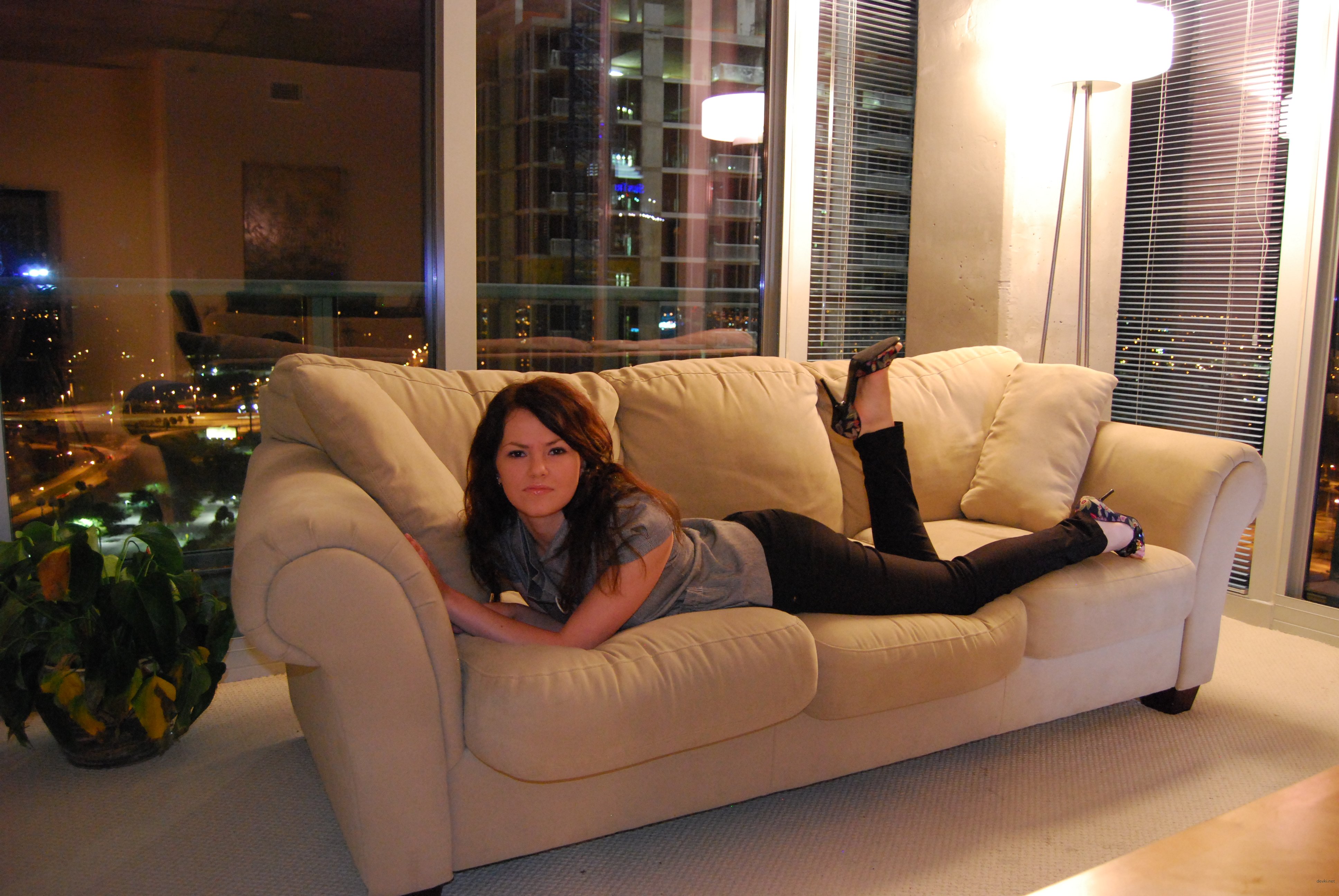 Hot Chick Gives Blowjob: Amateur Porn Photo