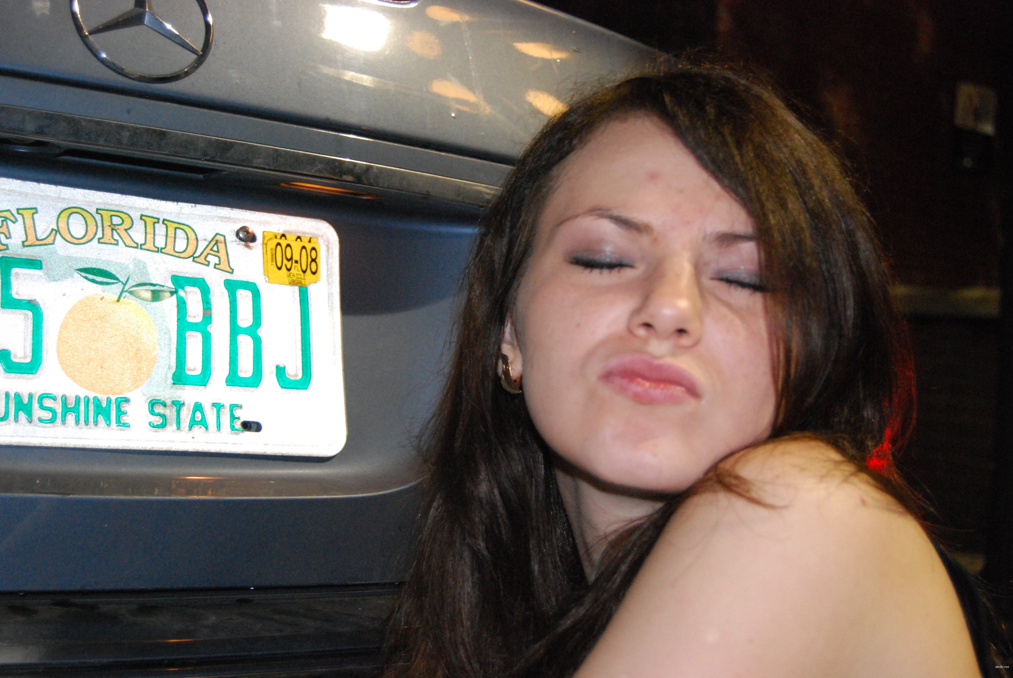 Hot Chick Gives Blowjob: Amateur Porn Photo