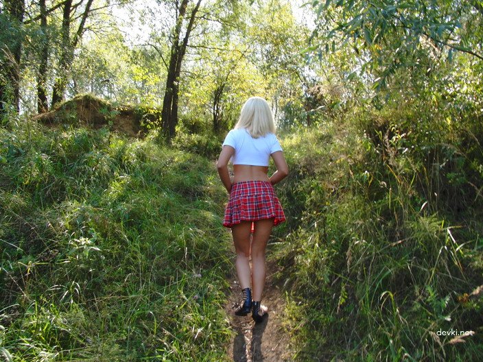 Blonde Naked Park Stroll: Explicit Amateur Photo Shoot