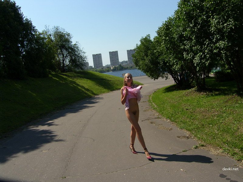 Naked Girl Strolls: Amateur Nude Photo Shoot - Explicit & Uncensored!