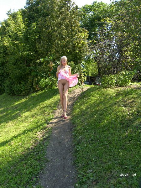 Naked Girl Strolls: Amateur Nude Photo Shoot - Explicit & Uncensored!