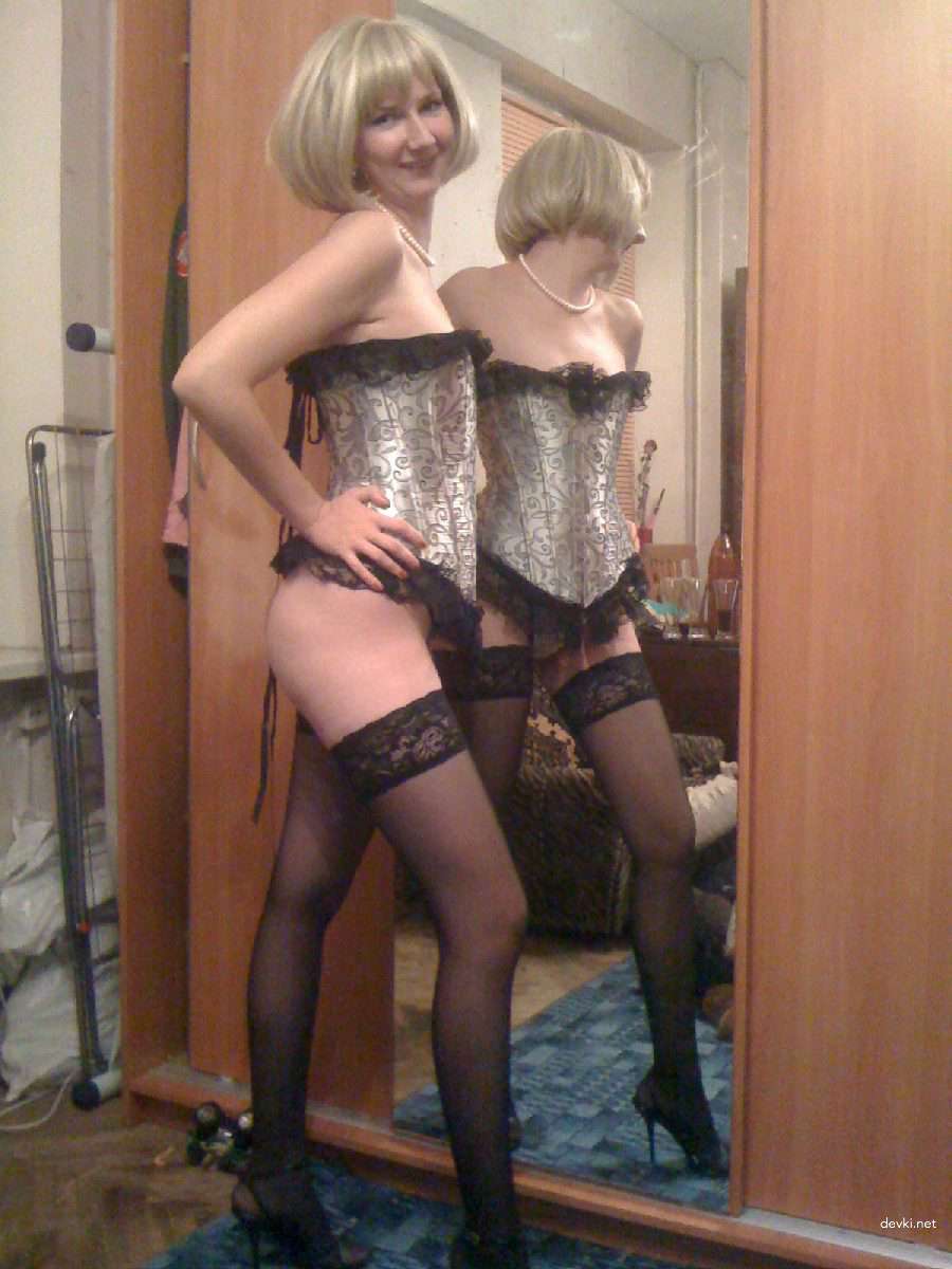 Hot Ass Woman Gives Blowjob to Guy in Amateur Porn Pic