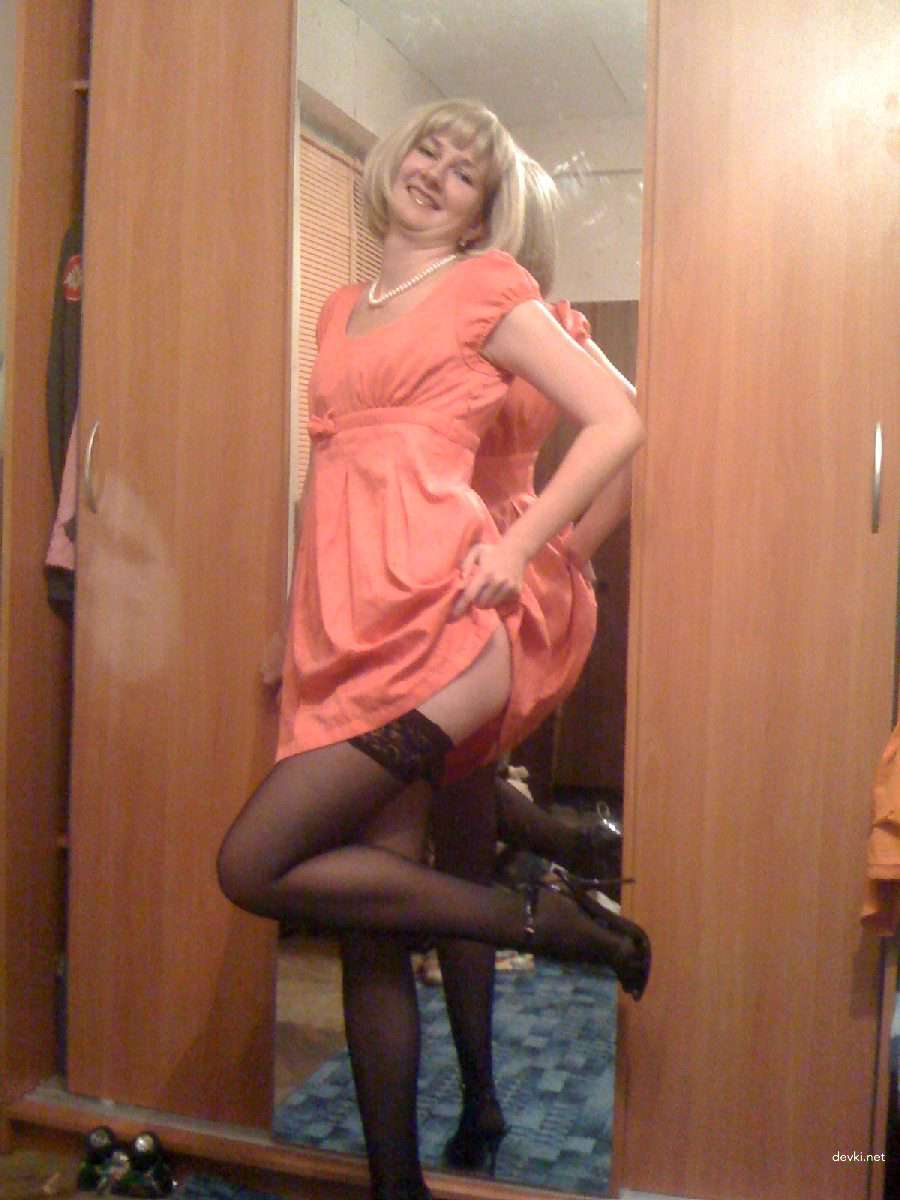 Hot Ass Woman Gives Blowjob to Guy in Amateur Porn Pic