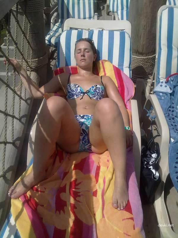 Peeking into Pussy While Girlfriend Sleeps - Amateur Porn Pic