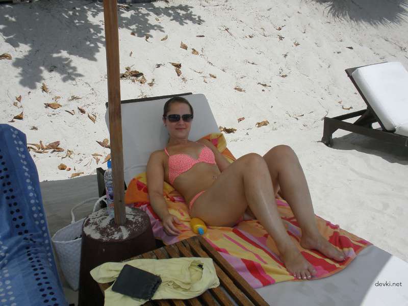 Peeking into Pussy While Girlfriend Sleeps - Amateur Porn Pic