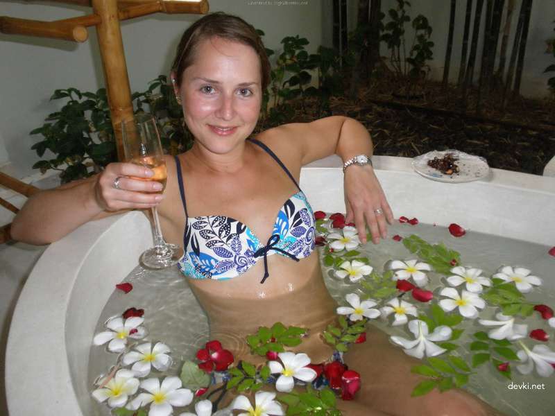 Peeking into Pussy While Girlfriend Sleeps - Amateur Porn Pic