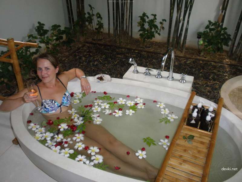 Peeking into Pussy While Girlfriend Sleeps - Amateur Porn Pic