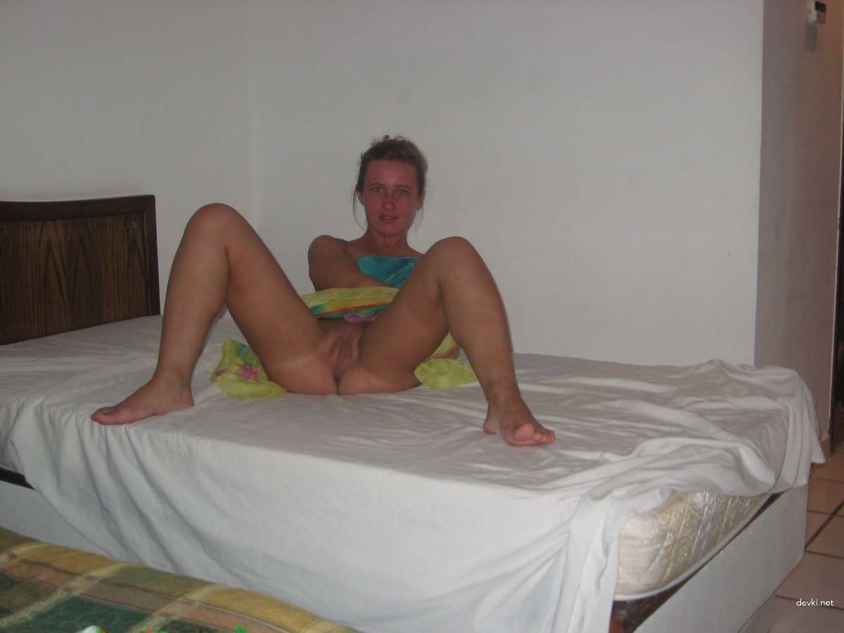 Amateur Teen Poses Naked in Hotel and Home - Explicit Porn Photos