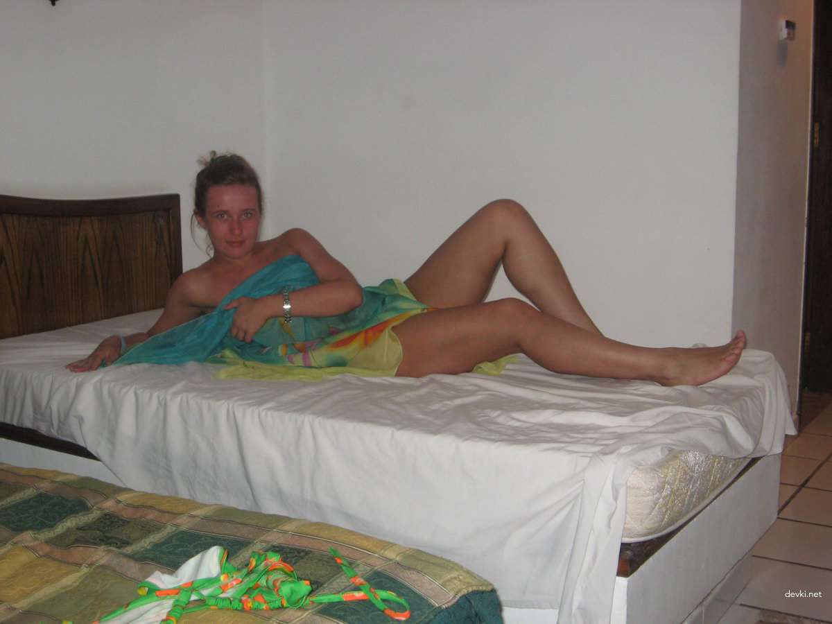 Amateur Teen Poses Naked in Hotel and Home - Explicit Porn Photos