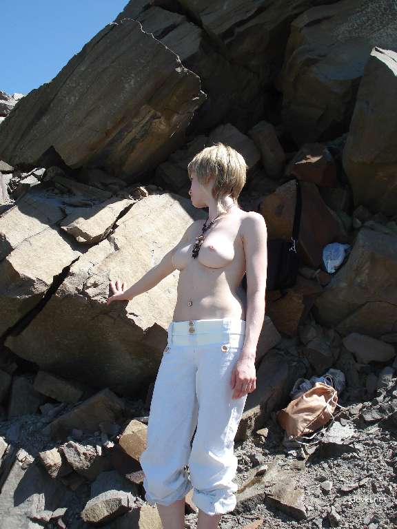 Hot Amateur Pussy with Great Tits Exposes Herself Naked