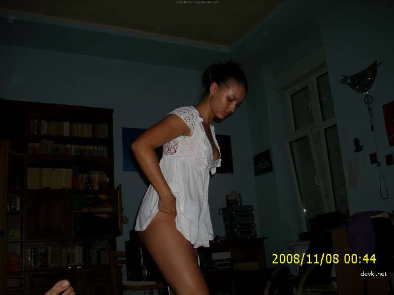 Hot Amateur Babe with Perfect Curves in Explicit Porn Pics