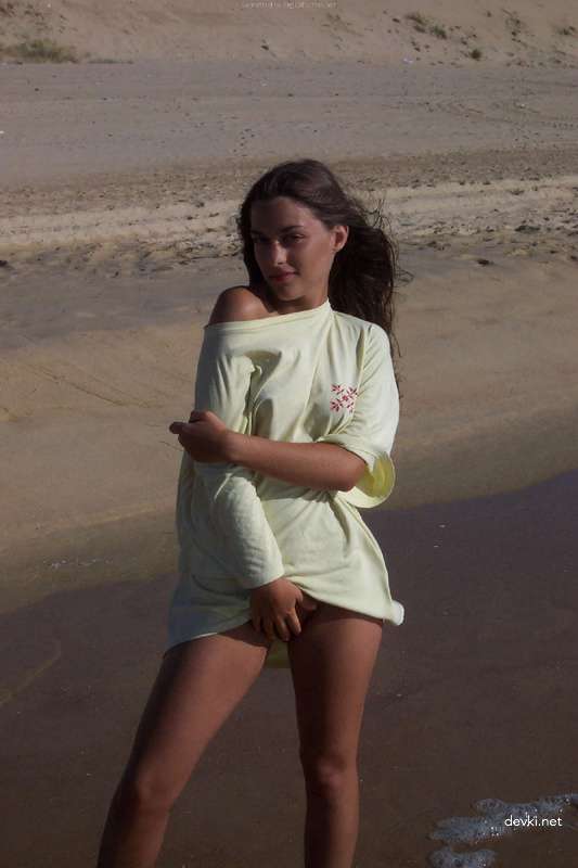 Hot Girl with Juicy Pussy in Amateur Porn Photo