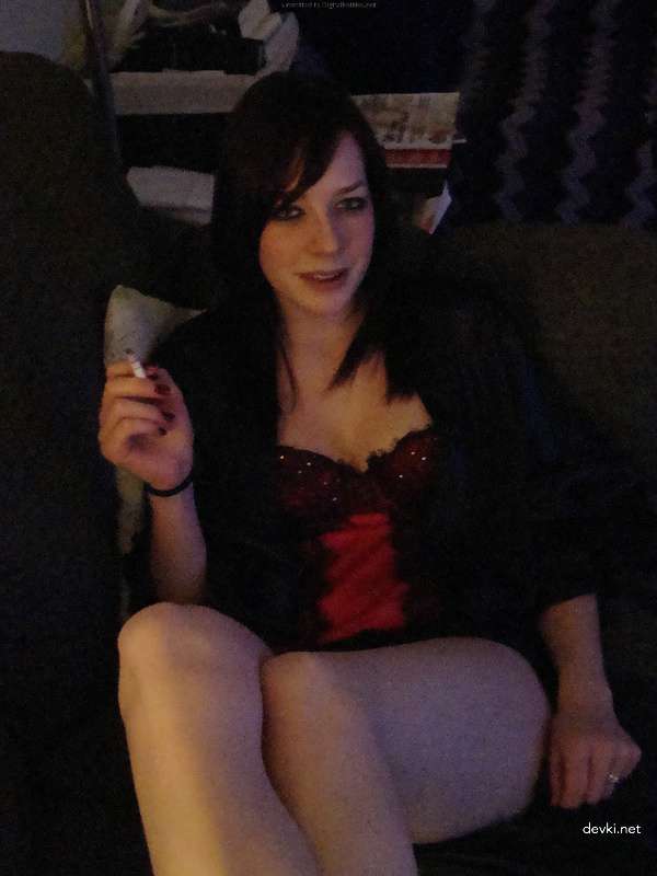 Intoxicated Goth Girl Seduced in Amateur Porn Photo Shoot