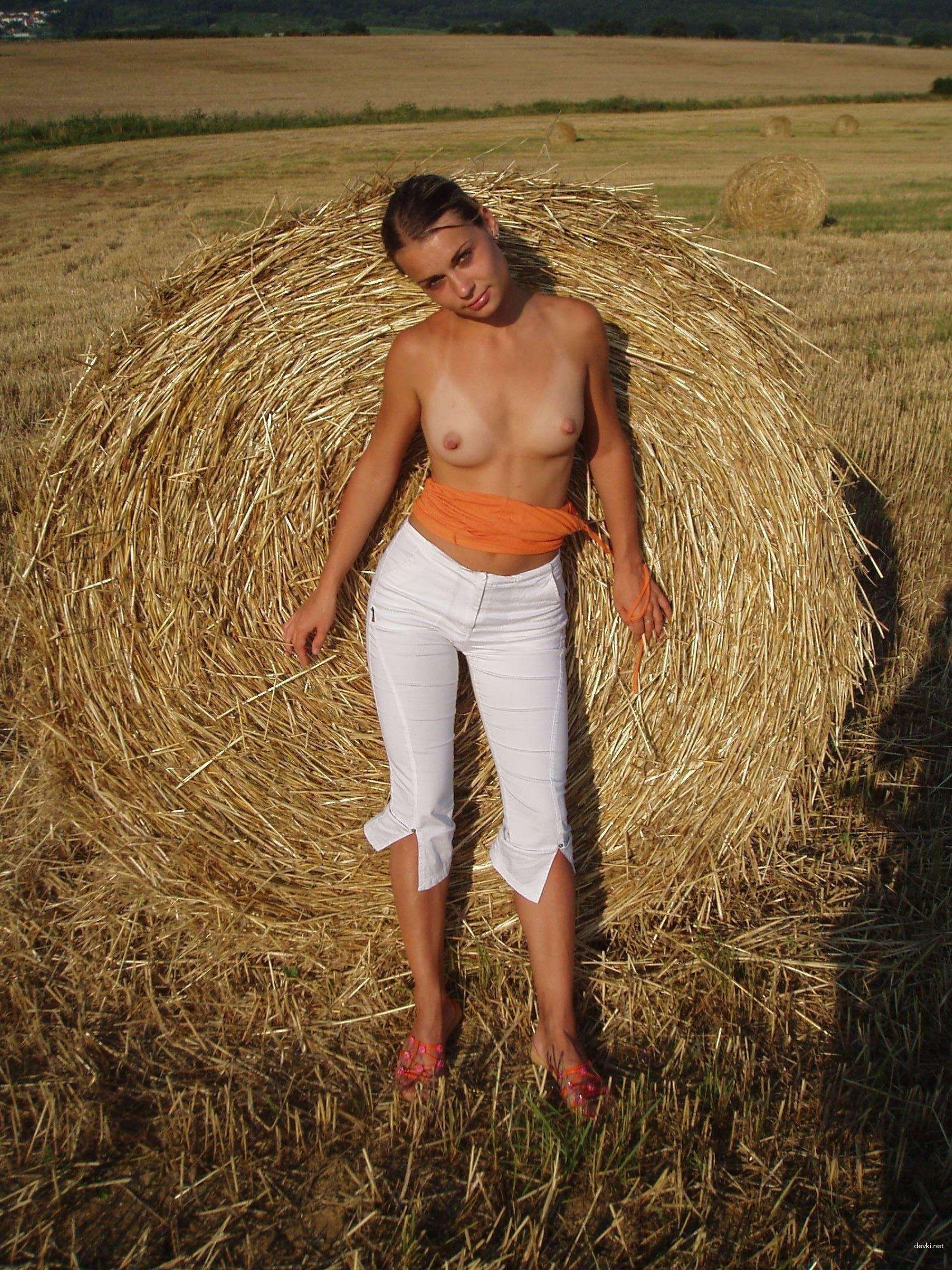 Explicit Beach Girl Amateur Porn Photos - Hot Vacation XXX Pics