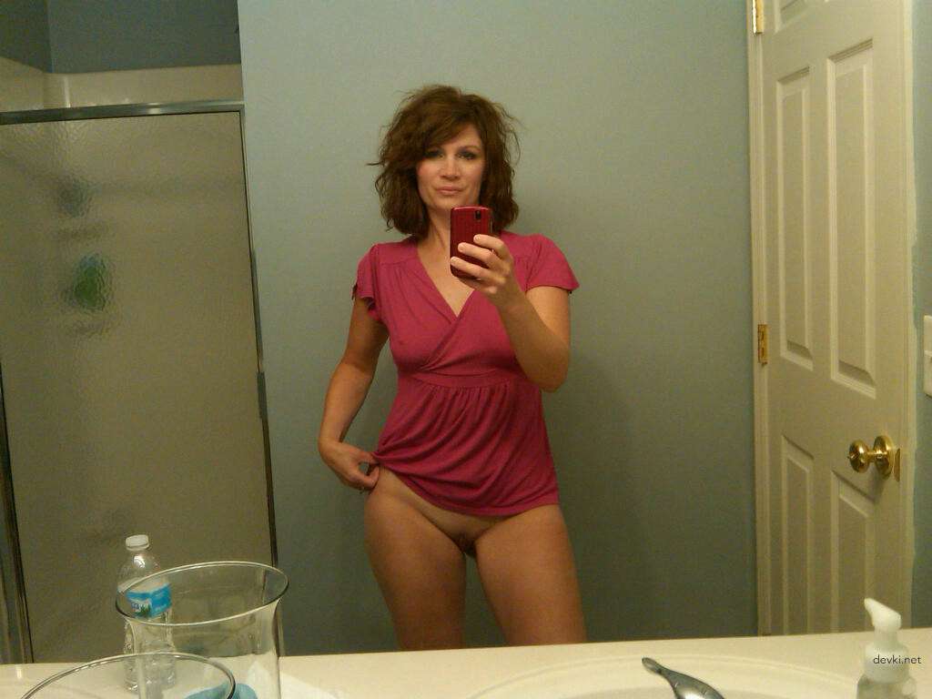 Explicit Nude Selfie: Redhead Woman Poses Amateurly