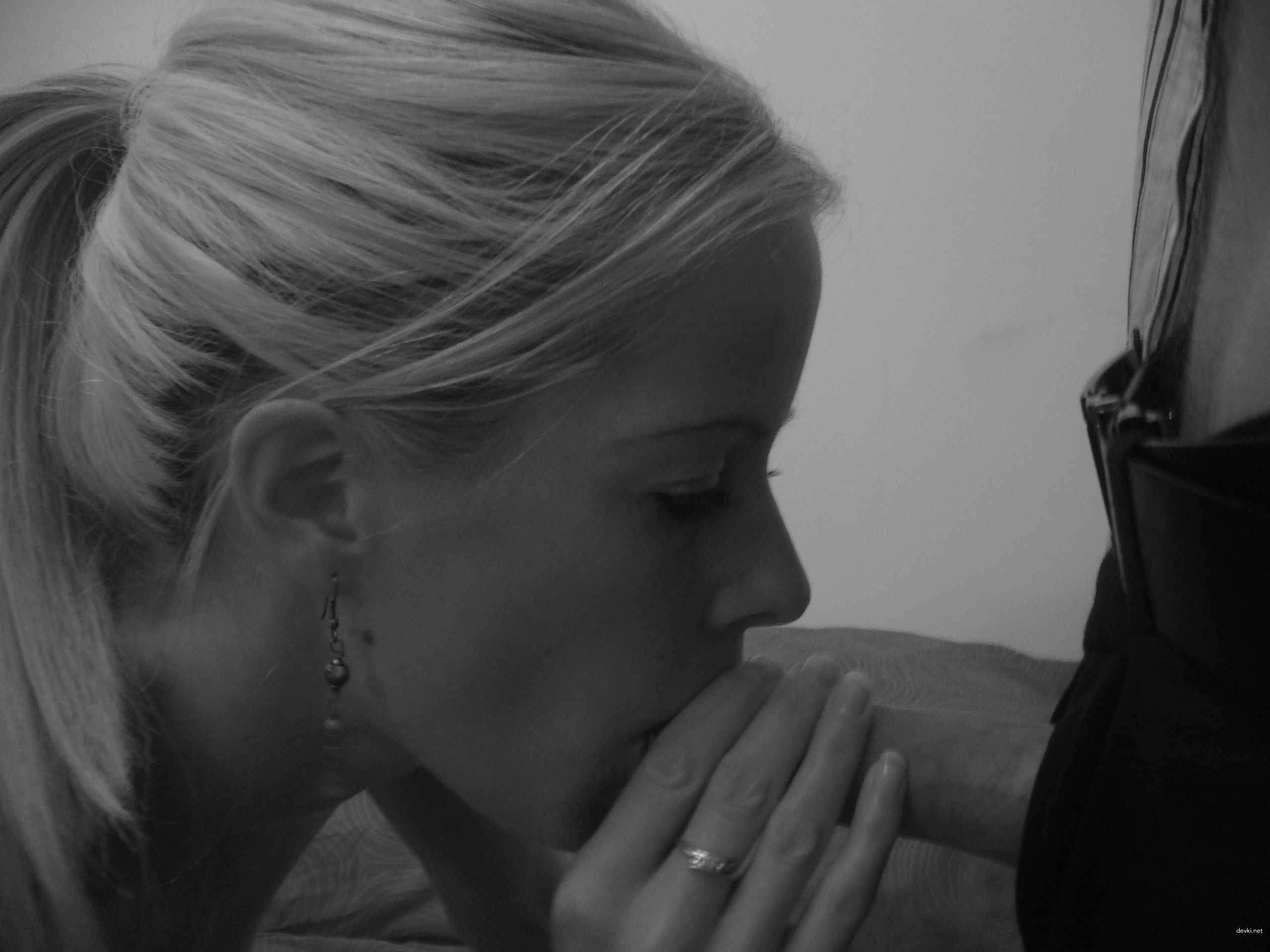 Explicit Amateur Porn: Beautiful Girl's Erotic Photoshoot