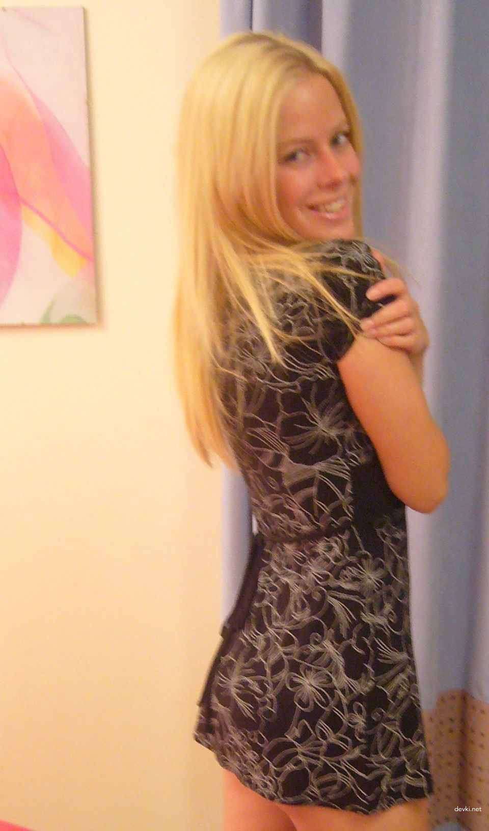 Explicit Amateur Porn: Beautiful Girl's Erotic Photoshoot