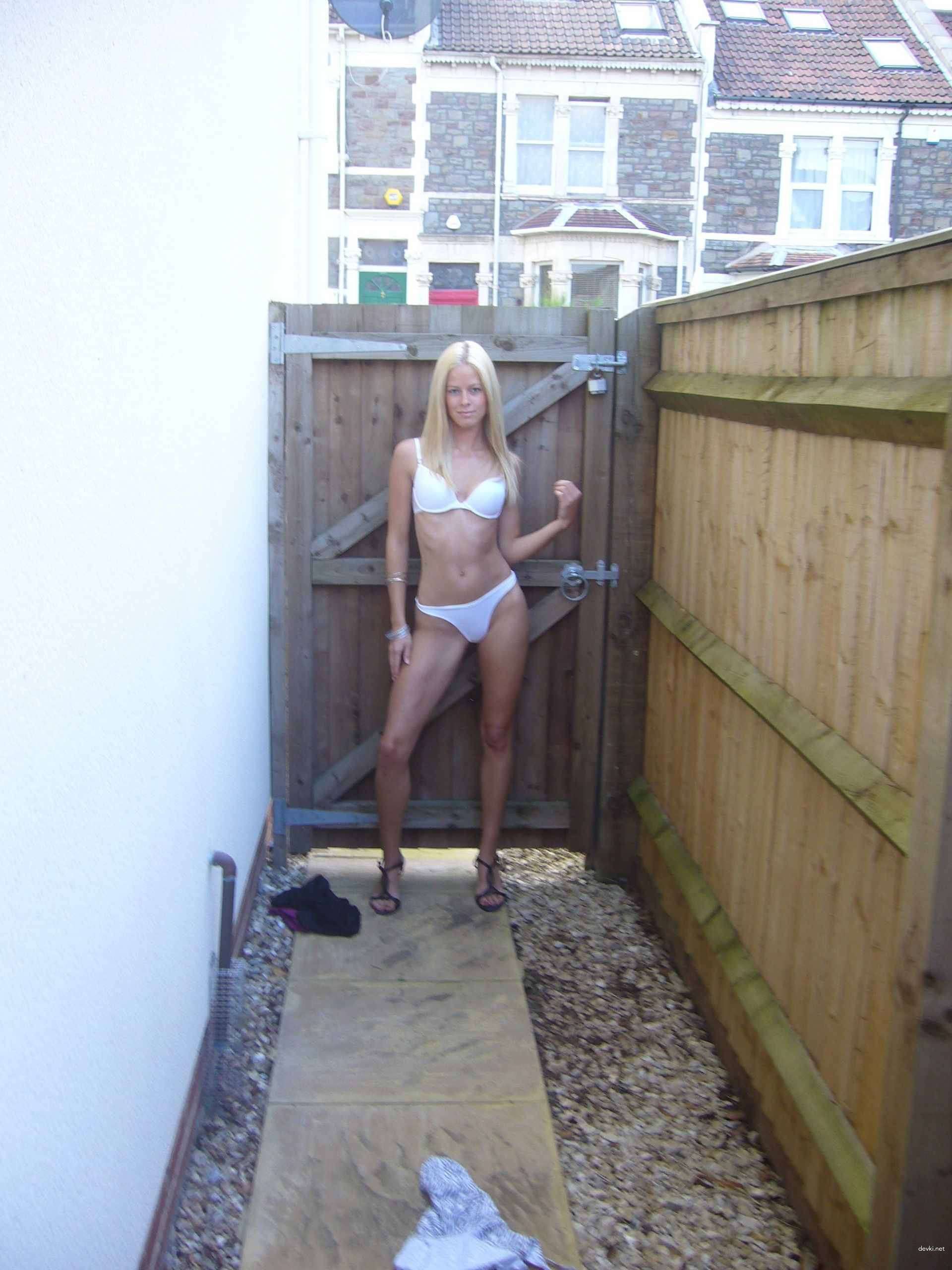 Explicit Amateur Porn: Beautiful Girl's Erotic Photoshoot