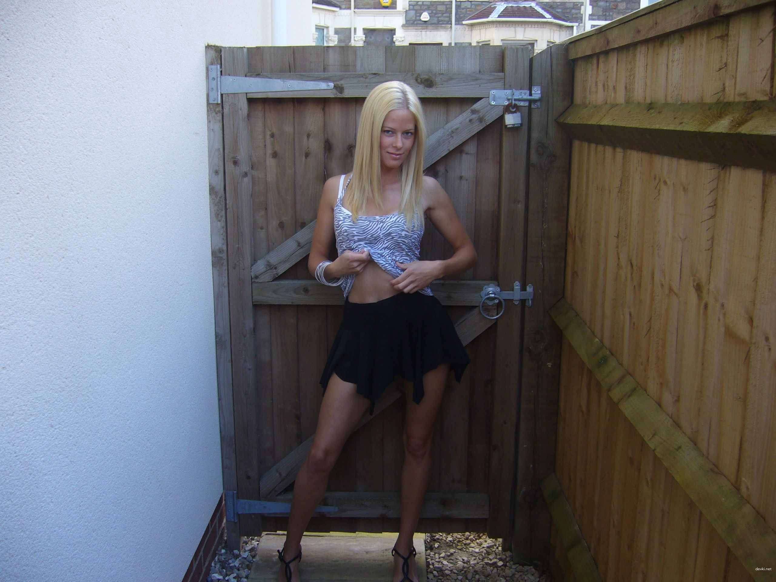 Explicit Amateur Porn: Beautiful Girl's Erotic Photoshoot