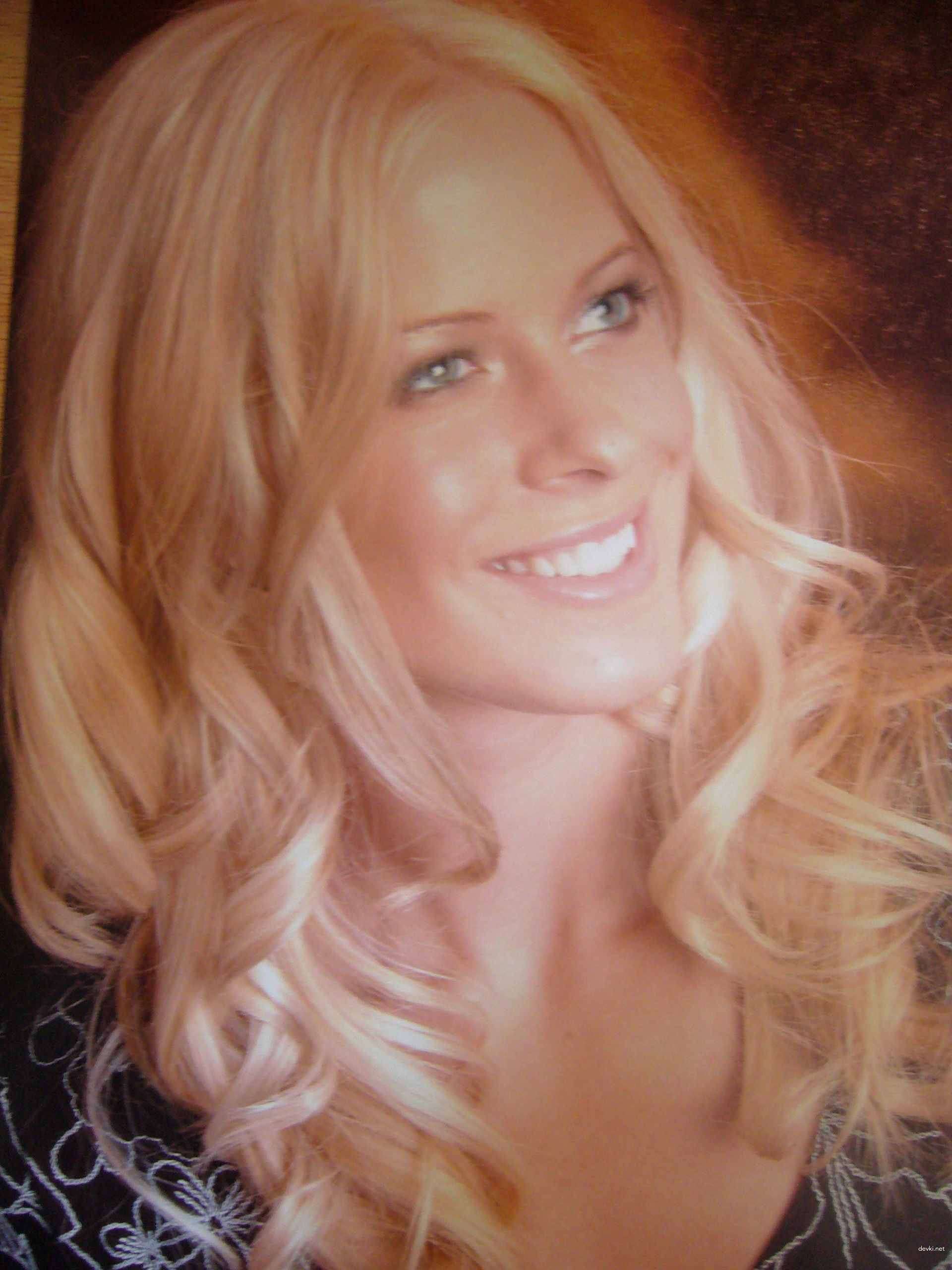 Explicit Amateur Porn: Beautiful Girl's Erotic Photoshoot