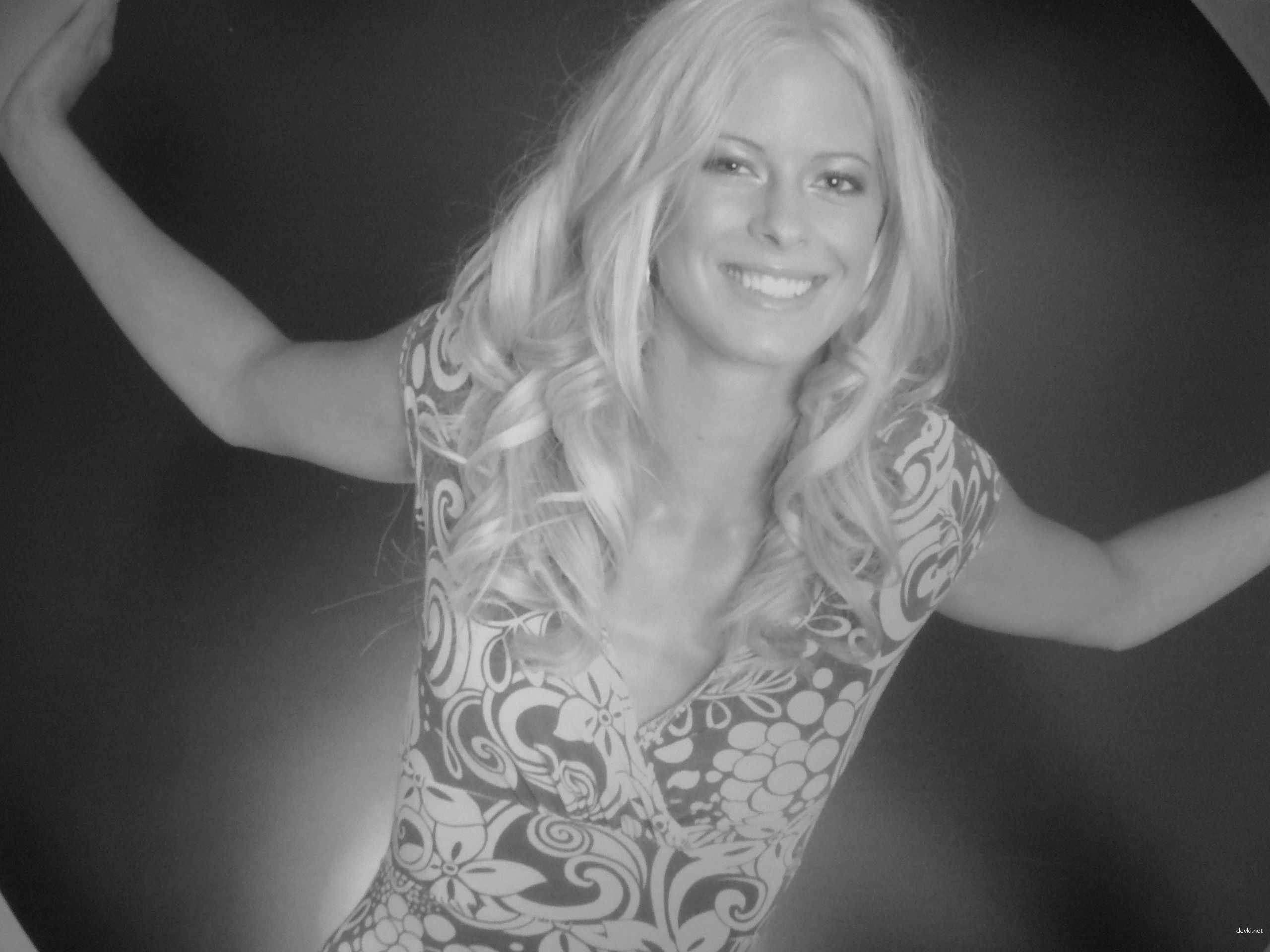 Explicit Amateur Porn: Beautiful Girl's Erotic Photoshoot