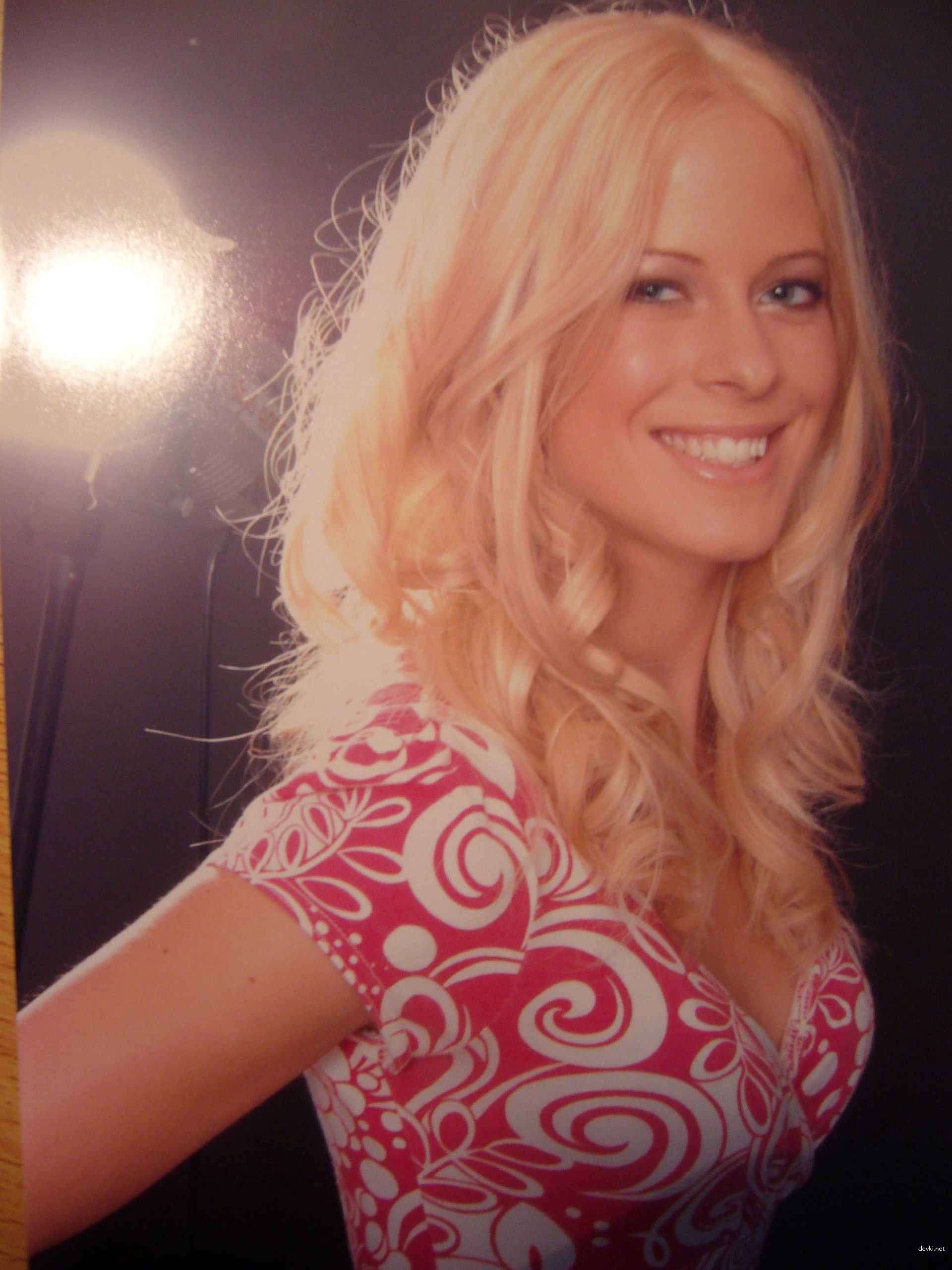 Explicit Amateur Porn: Beautiful Girl's Erotic Photoshoot