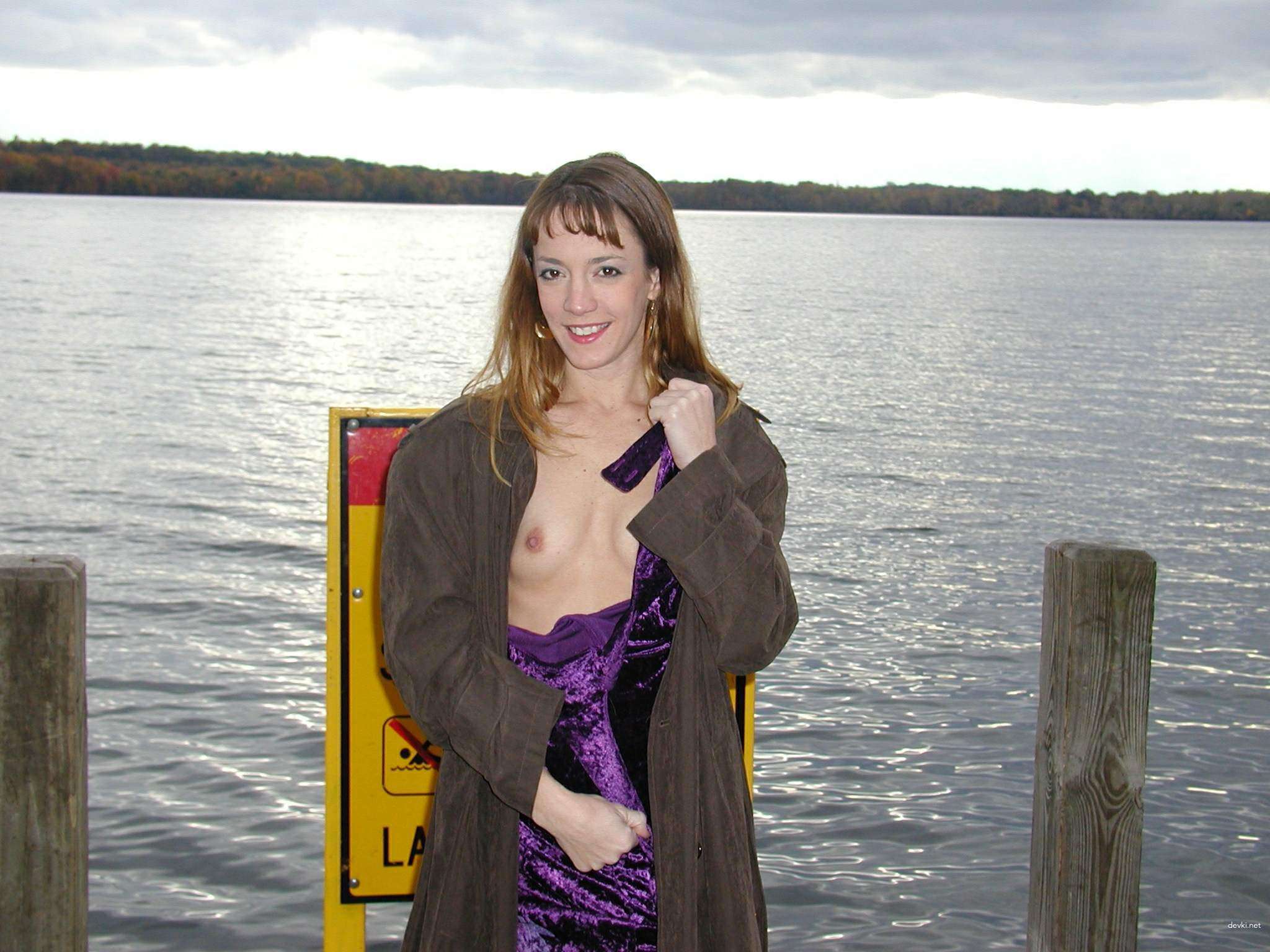 Skinny babe flaunts her pussy - Explicit amateur porn photo