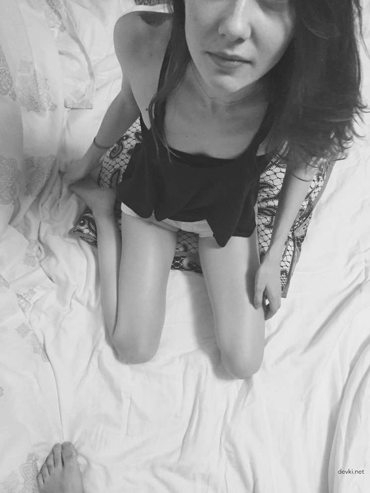 Young Cute Brunette Gives Blowjob to Guy - Amateur Porn Photo