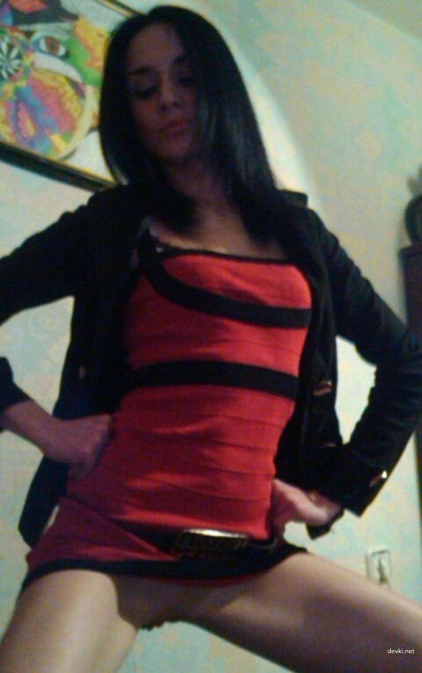 Skinny Girlfriend Exposes Her Assets: Explicit Amateur Porn Photo