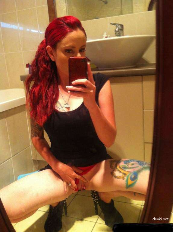 Explicit Amateur Pussy Pics: Naked Girls Showing It All