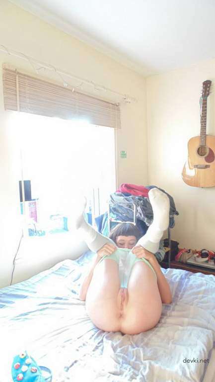 Explicit Amateur Pussy Pics: Naked Girls Showing It All