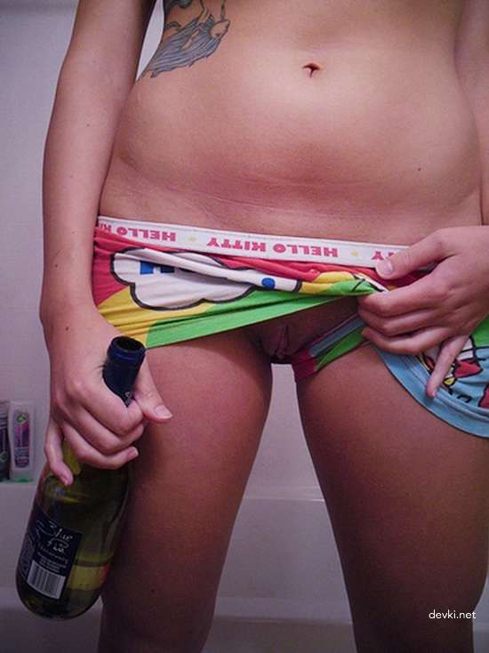 Explicit Amateur Pussy Pics: Naked Girls Showing It All