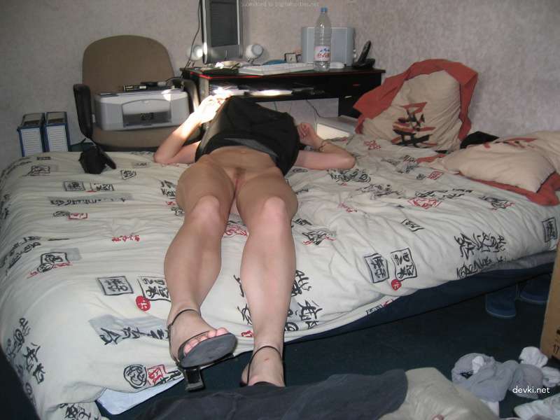 Amateur Babe Masturbates on Camera: Explicit Pussy Flashing