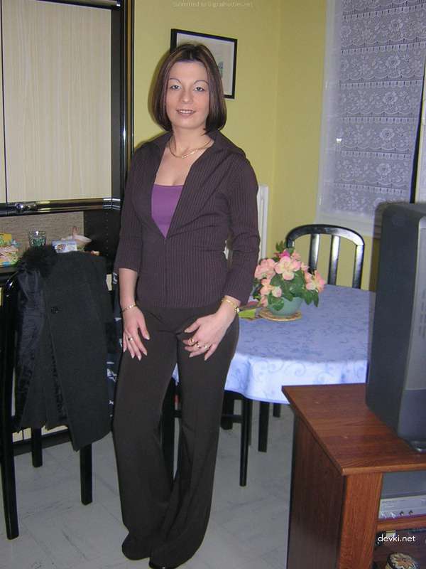 Amateur Babe Masturbates on Camera: Explicit Pussy Flashing