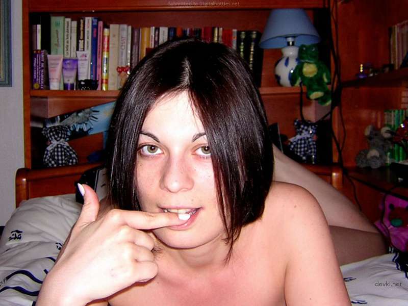 Amateur Babe Masturbates on Camera: Explicit Pussy Flashing