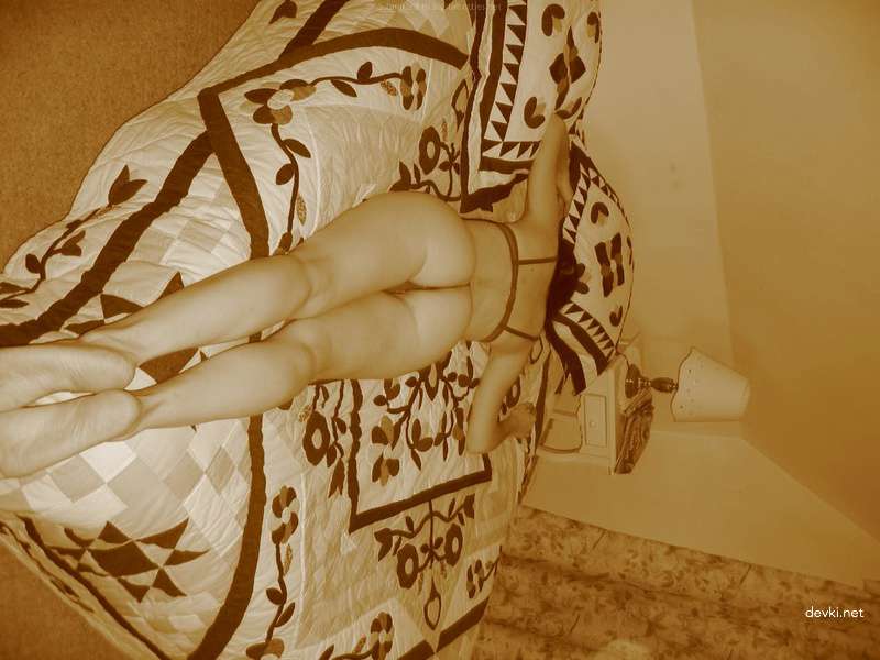 Amateur Babe Masturbates on Camera: Explicit Pussy Flashing