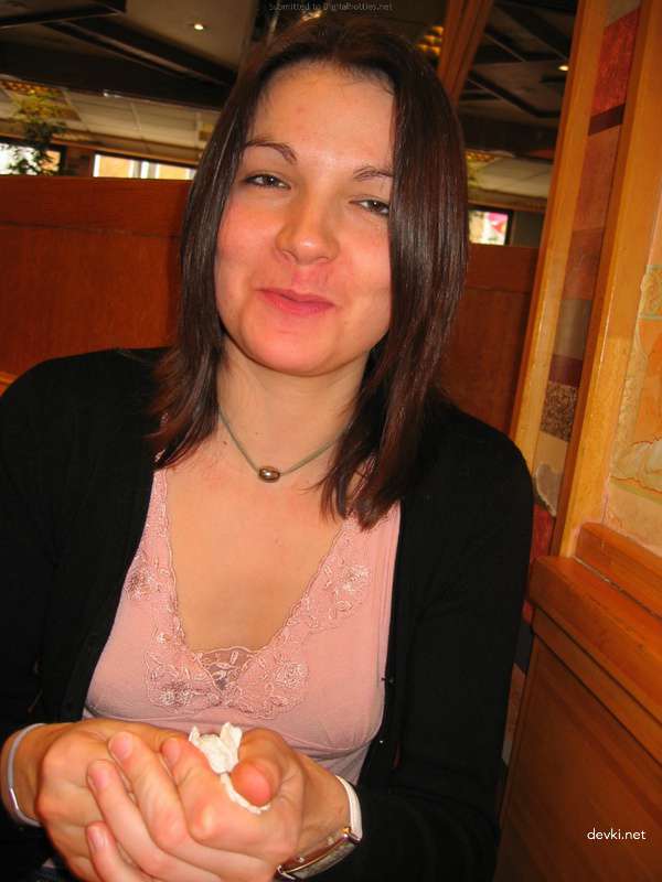 Amateur Babe Masturbates on Camera: Explicit Pussy Flashing