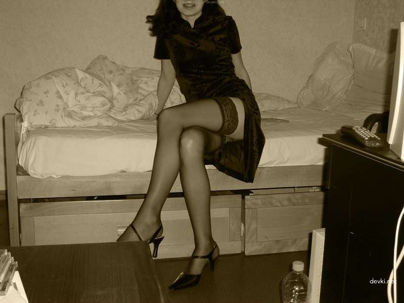 Amateur Babe Masturbates on Camera: Explicit Pussy Flashing