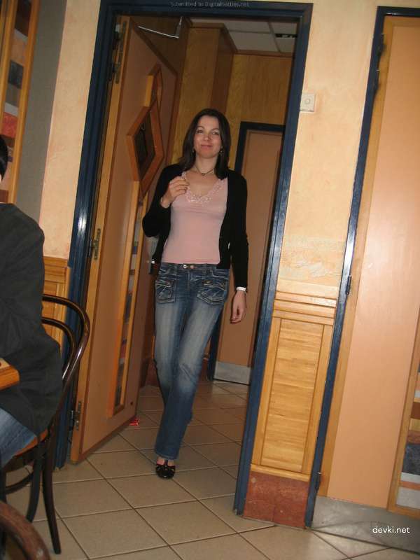 Amateur Babe Masturbates on Camera: Explicit Pussy Flashing